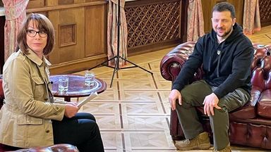 Chwila Wołodymyr Zełenski usłyszał, jak Niemcy zastawiają czołgi podczas wywiadu z Kayem Burleyem